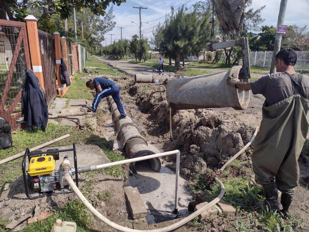 Secretaria da Zona Sul realiza manutenção e substituição de canos na rede de esgoto pluvial de ruas 