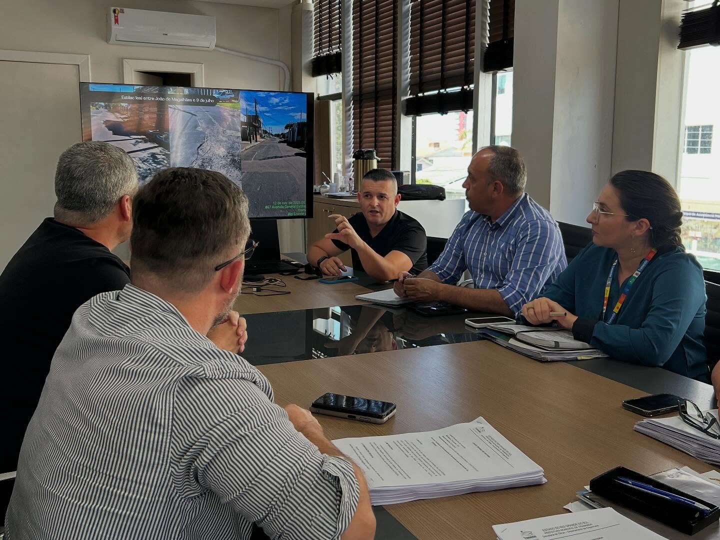 REUNIÃO NO GABINETE DO PREFEITO SOBRE OBRAS DA CORSAN