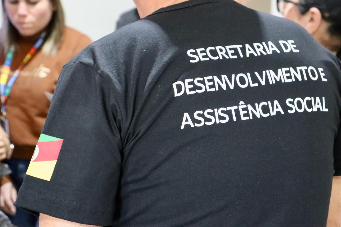 INICIADA A ENTREGA DOS UNIFORMES AOS SERVIDORES DA SECRETARIA DE DESENVOLVIMENTO E ASSISTÊNCIA SOCIAL 
