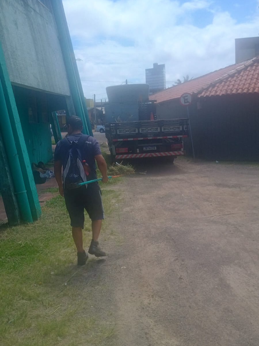 PREFEITURA DE TRAMANDAÍ REALIZA SERVIÇOS DE LIMPEZA E MANUTENÇÃO URBANA