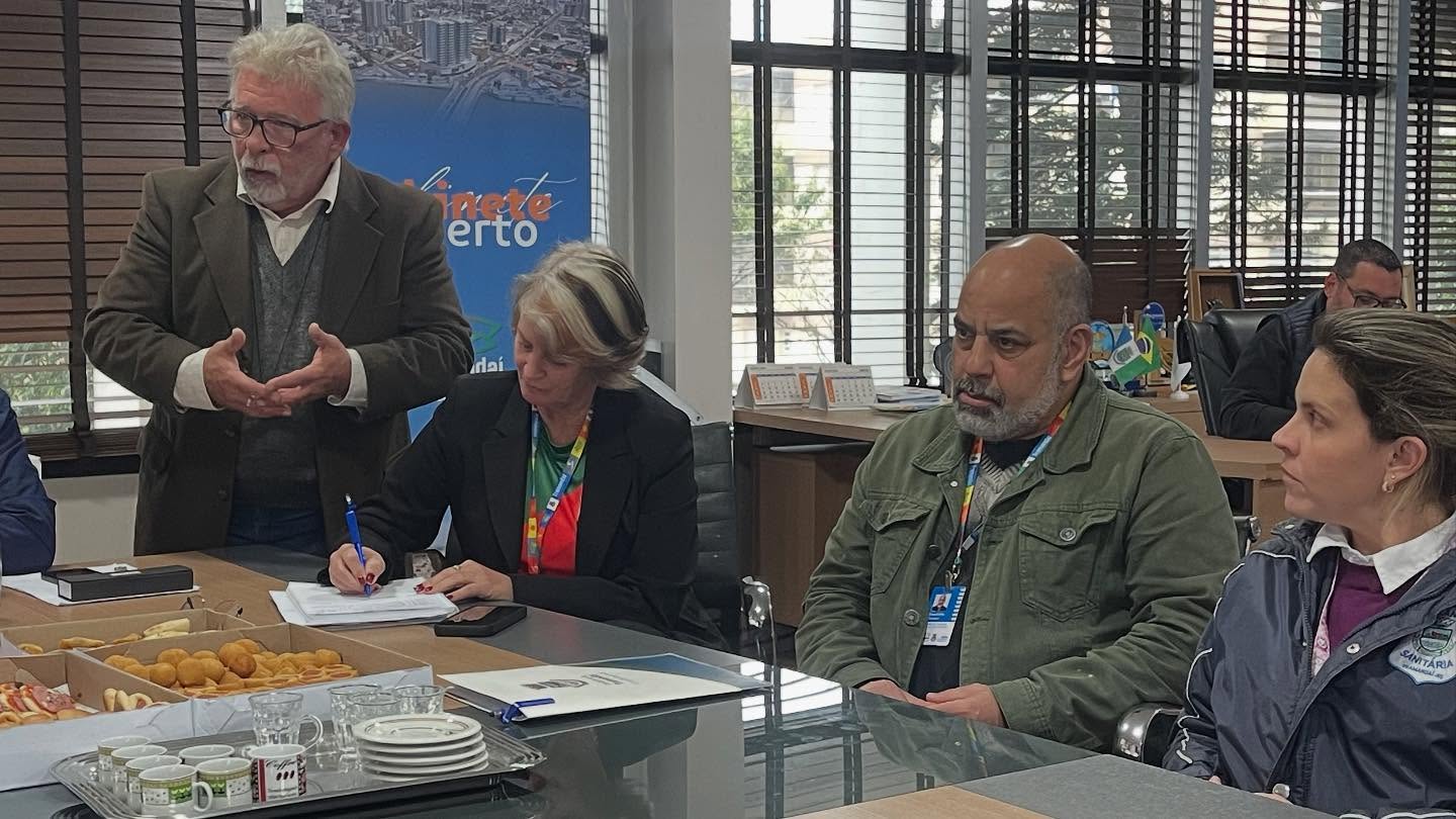NA TARDE DE ONTEM, O PREFEITO JUAREZINHO, E OS SECRETÁRIOS DA FAZENDA, EDUCAÇÃO, MEIO AMBIENTE E DA DIREÇÃO DO CANIL MUNICIPAL, PARTICIPARAM DE UMA REUNIÃO PROMOVIDA PELO PRESIDENTE DA AMPIJA, SILVIO 