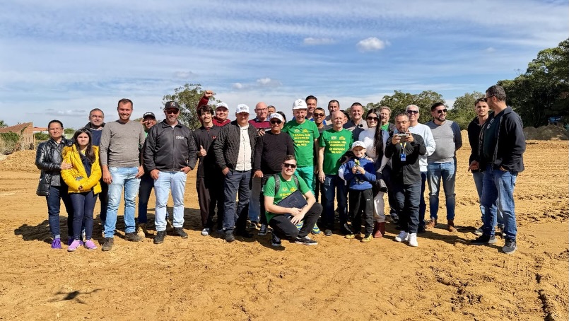 O prefeito Juarezinho, ao lado do vice-prefeito Claudiomir e do secretário de Obras, Thiago Lopes, recebeu o empresário Luciano Hang, o “Véio da Havan”, para acompanhar o andamento das obras da nova loja da Havan em Tramandaí.