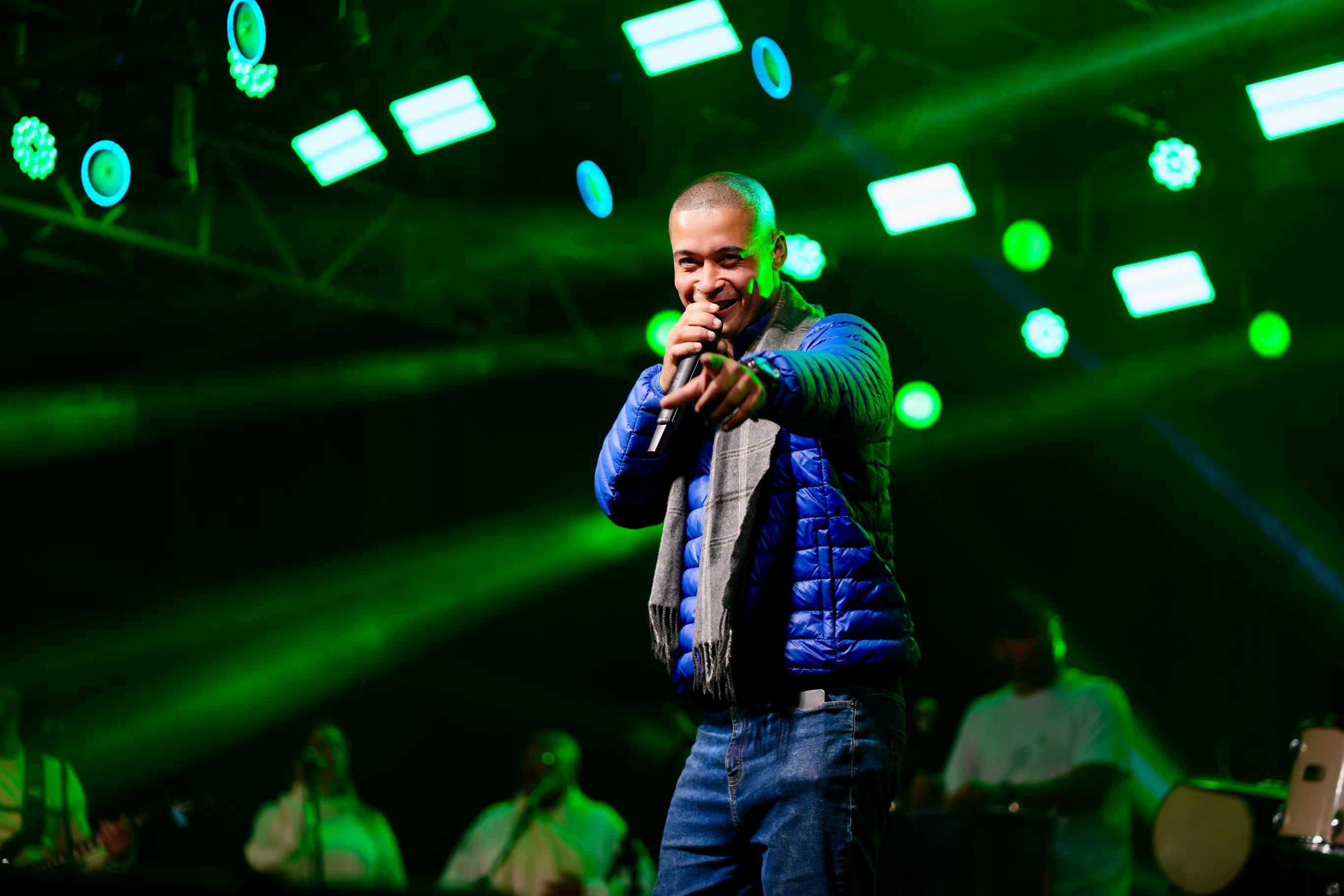 O público já entrou no clima da festa ao som do melhor do pagode com o show de Ericles e Banda, levando muita animação, música e energia ao Parque Municipal de Eventos.