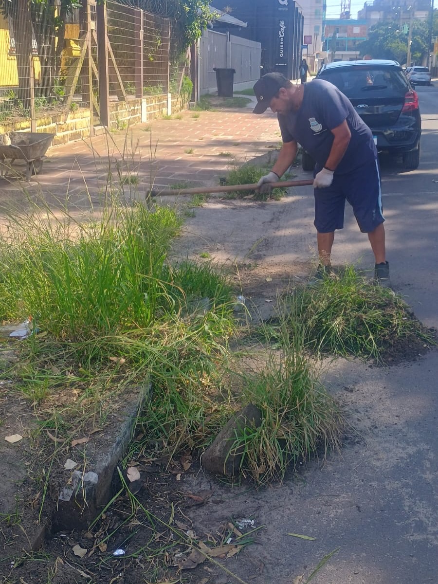 PREFEITURA DE TRAMANDAÍ REALIZA SERVIÇOS DE LIMPEZA E MANUTENÇÃO URBANA
