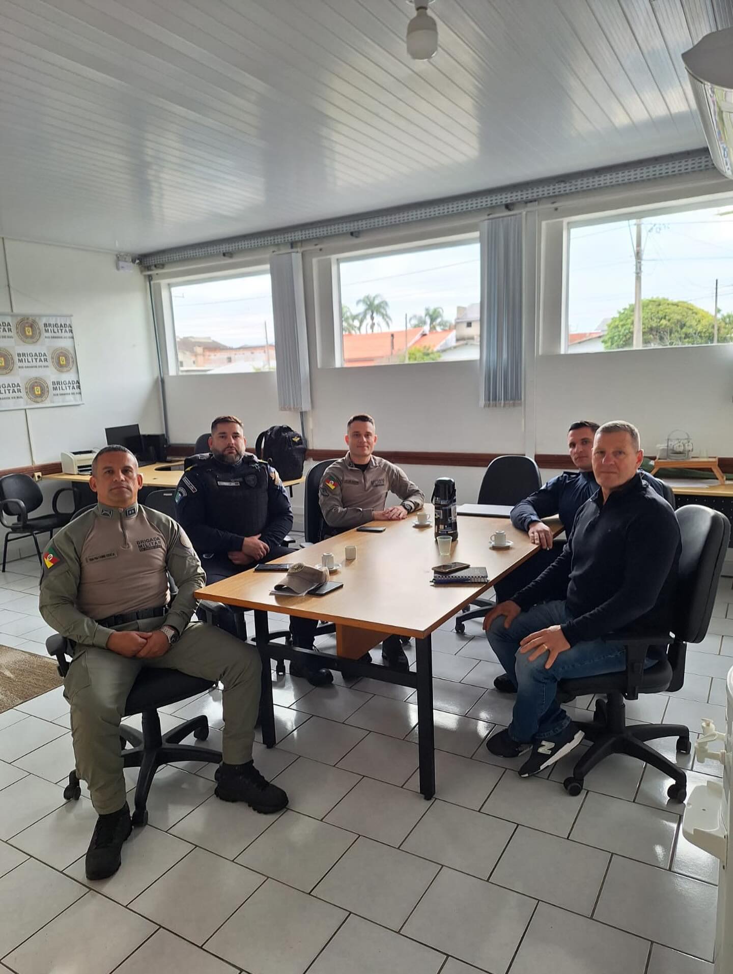 NESTA SEGUNDA-FEIRA, ACONTECEU UMA IMPORTANTE REUNIÃO ENTRE A BRIGADA MILITAR E A GUARDA MUNICIPAL DE TRAMANDAÍ PARA ALINHAR AÇÕES CONJUNTAS VOLTADAS À SEGURANÇA PÚBLICA EM NOSSO MUNICÍPIO.