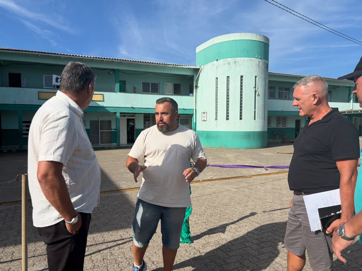 SEGURANÇA E CUIDADO COM NOSSOS ESTUDANTES SÃO PRIORIDADES! O VICE-PREFEITO CLAUDIOMIR ESTEVE REUNIDO COM O 2º SARGENTO SILVIO ALEXANDRE MACUGLIA, DO COMANDO RODOVIÁRIO, PARA TRATAR SOBRE O AUMENTO DE 