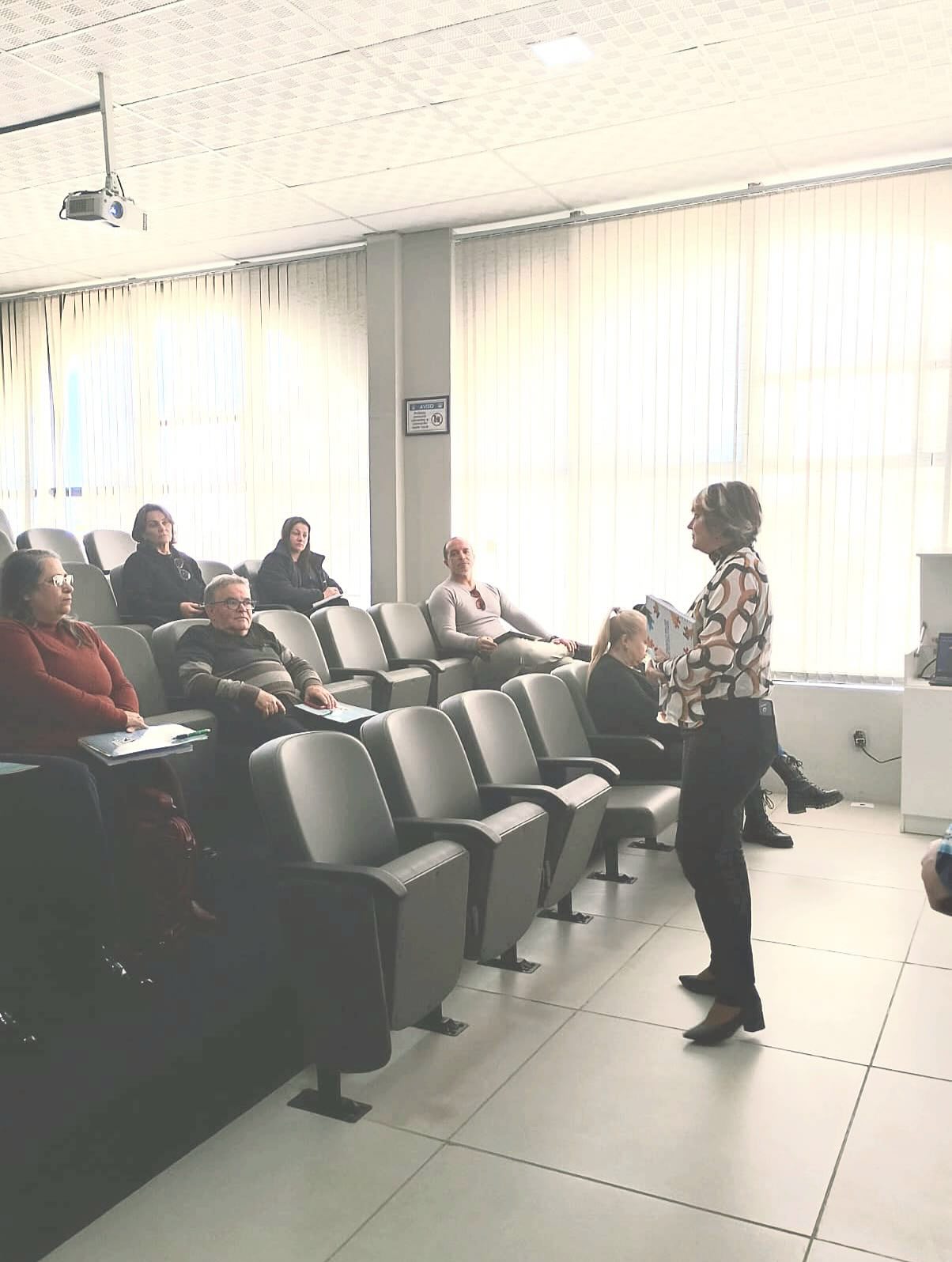 NA TARDE DA ÚLTIMA QUARTA-FEIRA, NO AUDITÓRIO DA PREFEITURA, A SECRETARIA DE EDUCAÇÃO SE REUNIU COM ENTIDADES CIVIS PARA ALINHAR OS PREPARATIVOS DO DESFILE CÍVICO 2025.
