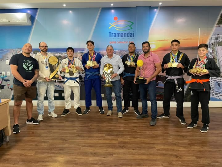 INCENTIVANDO O ESPORTE E O FUTURO: VISITA DOS ALUNOS DA ESCOLA ALLIANCE JIU-JITSU BEACH BROTHERS AO GABINETE