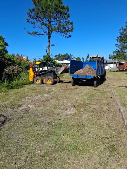 A Prefeitura de Tramandaí, através da Secretaria da Zona Sul, segue realizando um amplo trabalho de manutenção, limpeza urbana, corte de grama, capina e recolhimento de entulhos em diversos pontos da região.