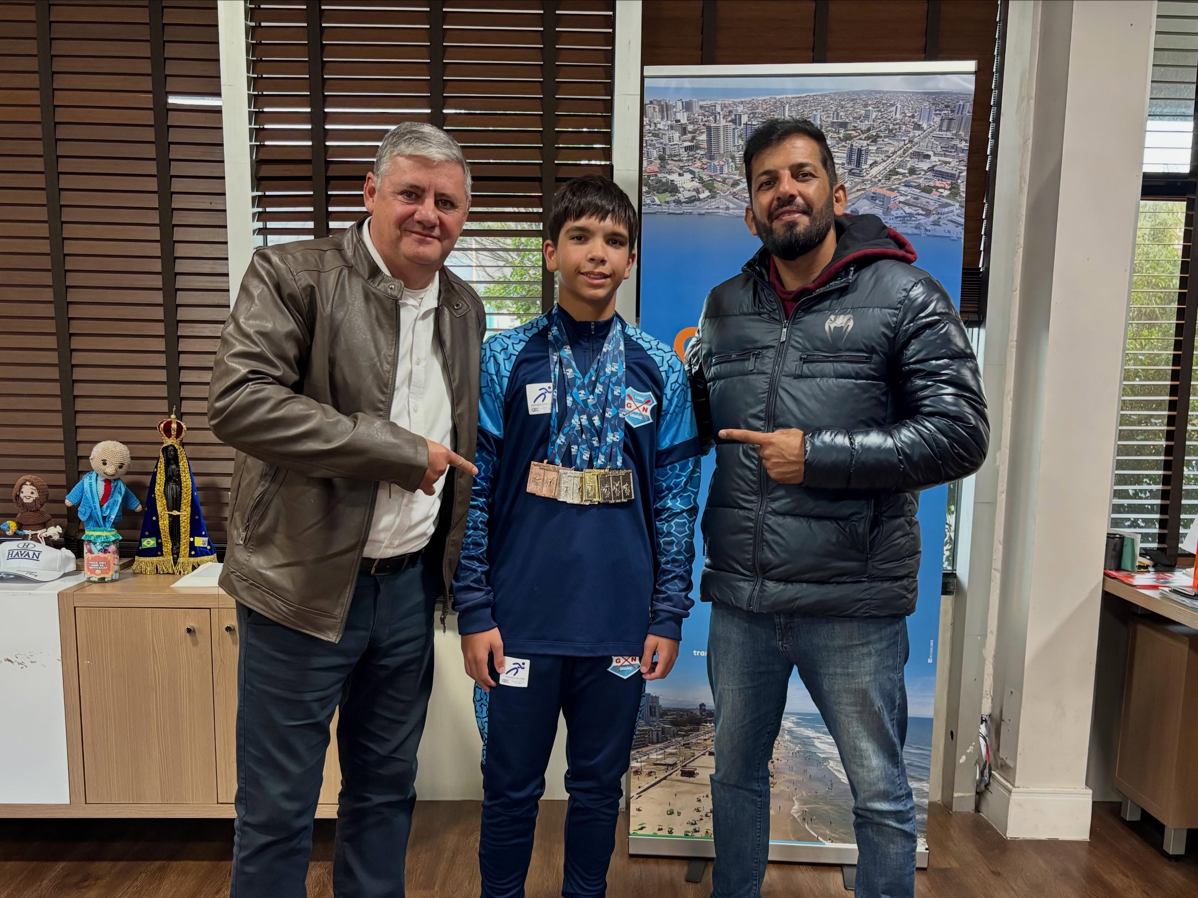 O prefeito em exercício Claudiomir, juntamente com o secretário de Esportes, Sid Souza, recebeu nesta quinta-feira (21/05), no Gabinete, o atleta tramandaiense João Vitor Roza, destaque da natação brasileira. 