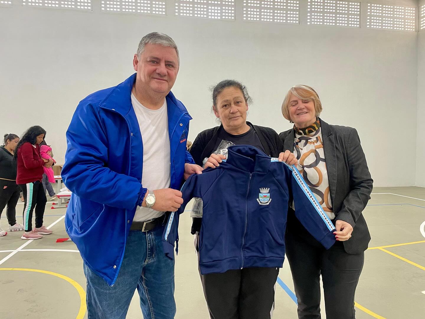MAIS UMA ENTREGA DE UNIFORMES ESCOLARES 