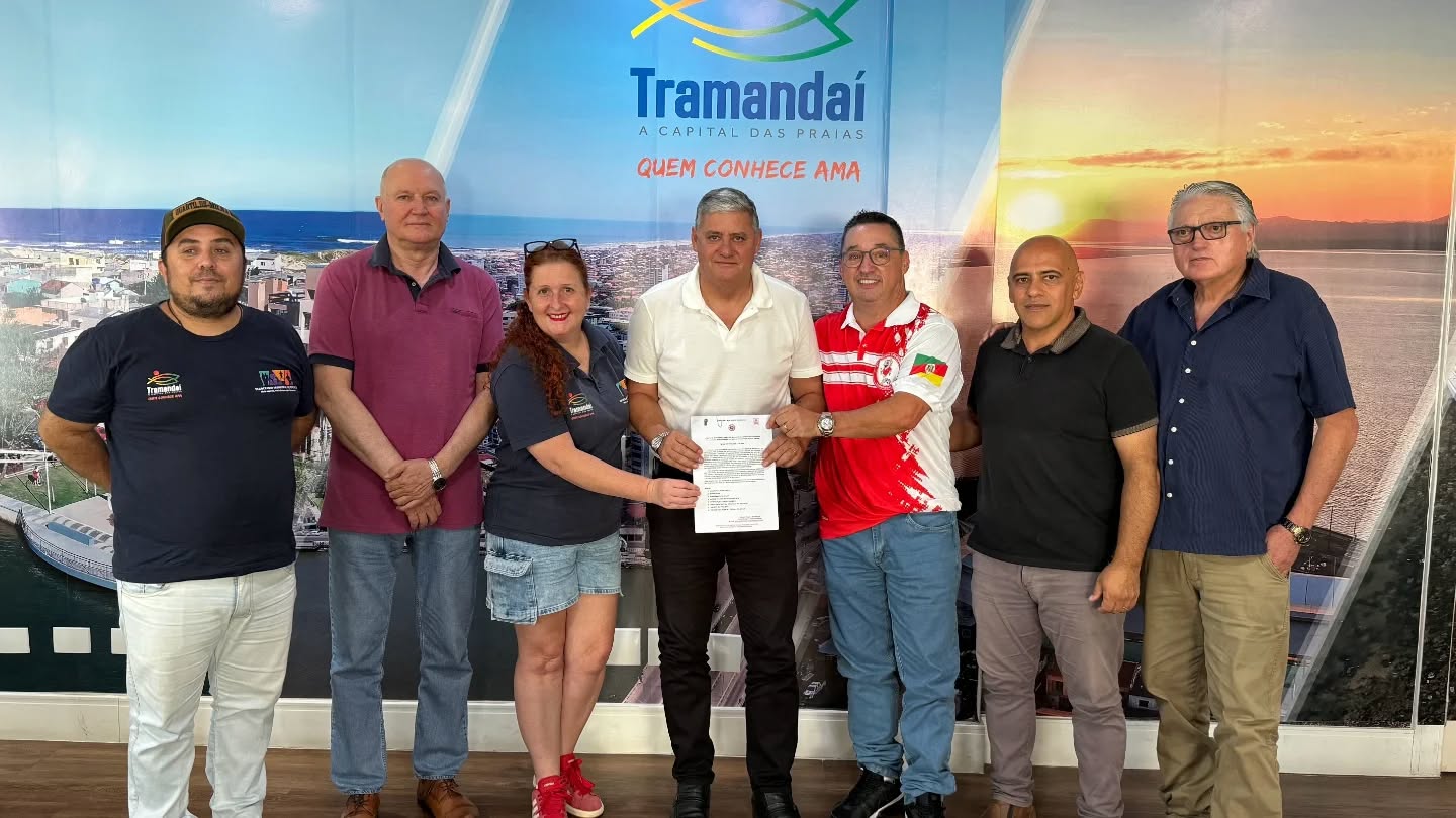 Na tarde desta segunda-feira (23/03), o vice-prefeito Claudiomir, a secretária em exercício da pasta de Esportes, Kellen Buffi, e servidores da secretaria receberam a Confraria Makakada Colorada, consulado colorado de Tramandaí.