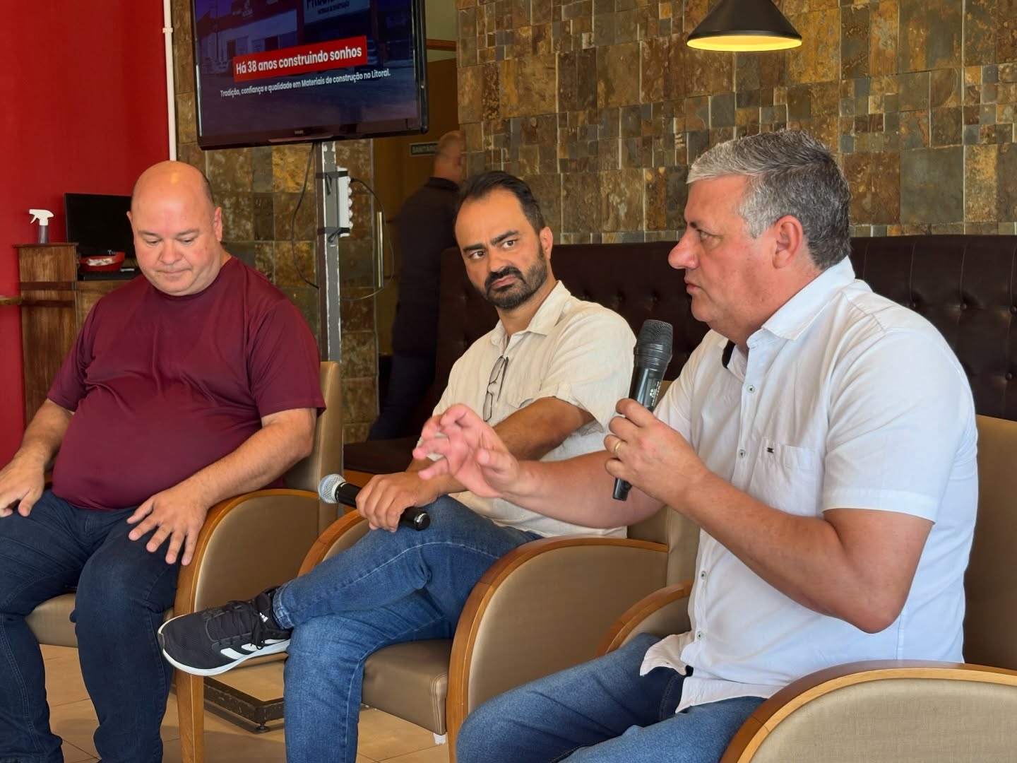 VICE-PREFEITO PARTICIPA DE PAINEL EM REUNIÃO-ALMOÇO DA CDL