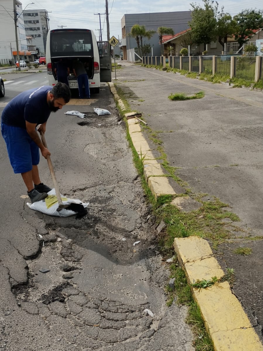 CUIDADO COM A CIDADE: SECRETARIA DE OBRAS AVANÇA COM AÇÕES DE MANUTENÇÃO POR TODA TRAMANDAÍ