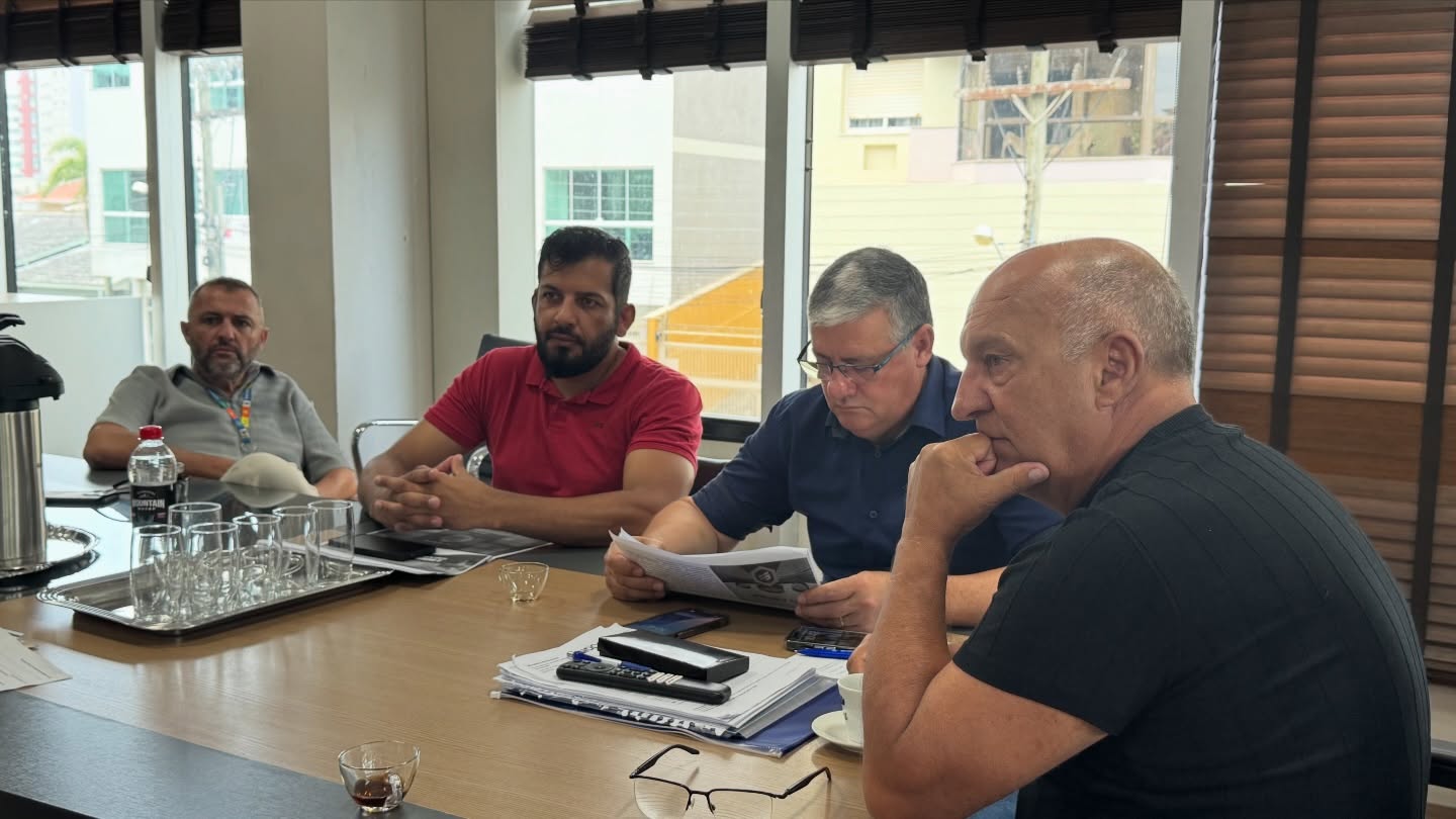 PREFEITO JUAREZINHO E VICE-PREFEITO CLAUDIOMIR RECEBEM PROPOSTA DE REVITALIZAÇÃO DO GINÁSIO GIGANTINHO