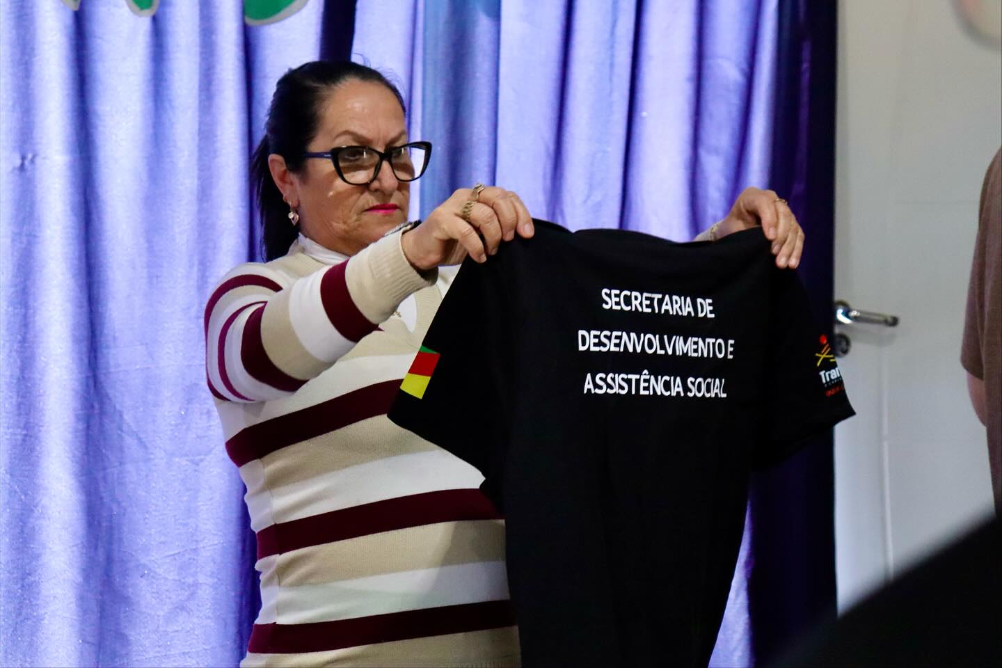 INICIADA A ENTREGA DOS UNIFORMES AOS SERVIDORES DA SECRETARIA DE DESENVOLVIMENTO E ASSISTÊNCIA SOCIAL 