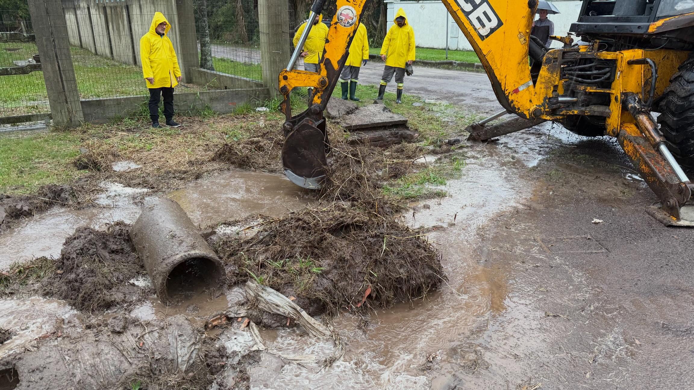 Por meio da Secretaria de Desenvolvimento e Assistência Social, da Secretaria de Obras e da Defesa Civil, as equipes estão monitorando as condições em toda a cidade e prestando o atendimento necessário à população.