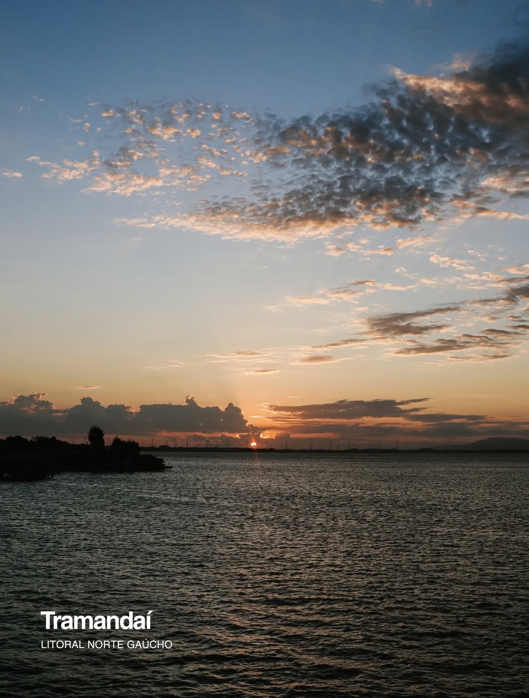 O pôr do sol na Lagoa do Armazém em Tramandaí é um espetáculo à parte. Durante o dia, o local também recebe quem aproveita para passear de barco, praticar pesca esportiva ou simplesmente passar um tem