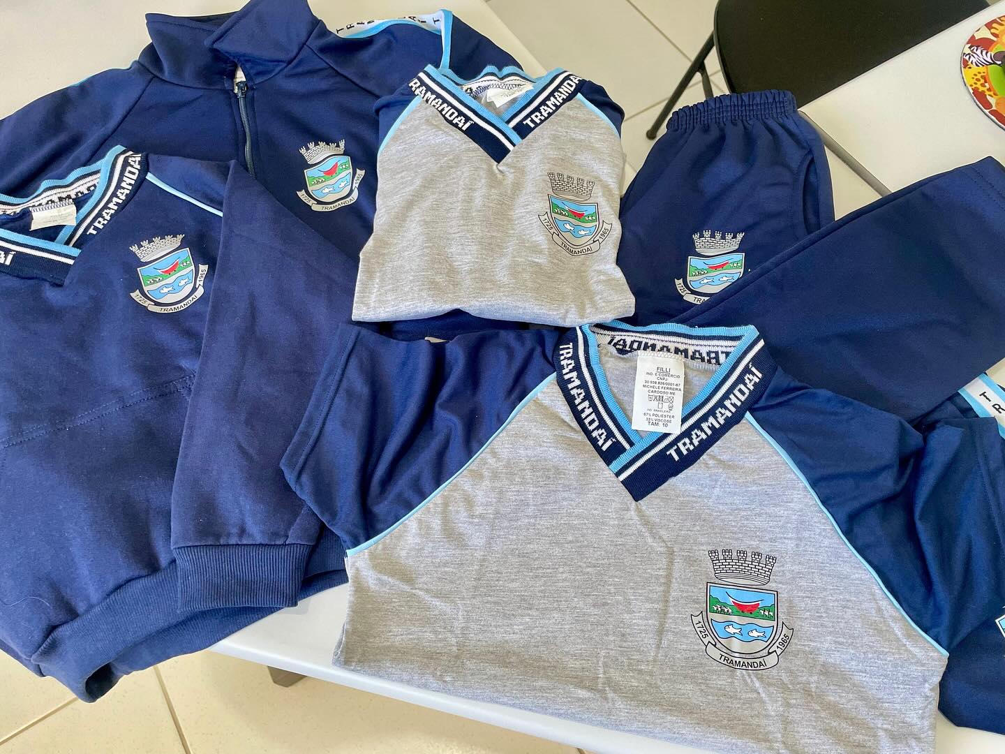 MAIS UMA ENTREGA DE UNIFORMES ESCOLARES 