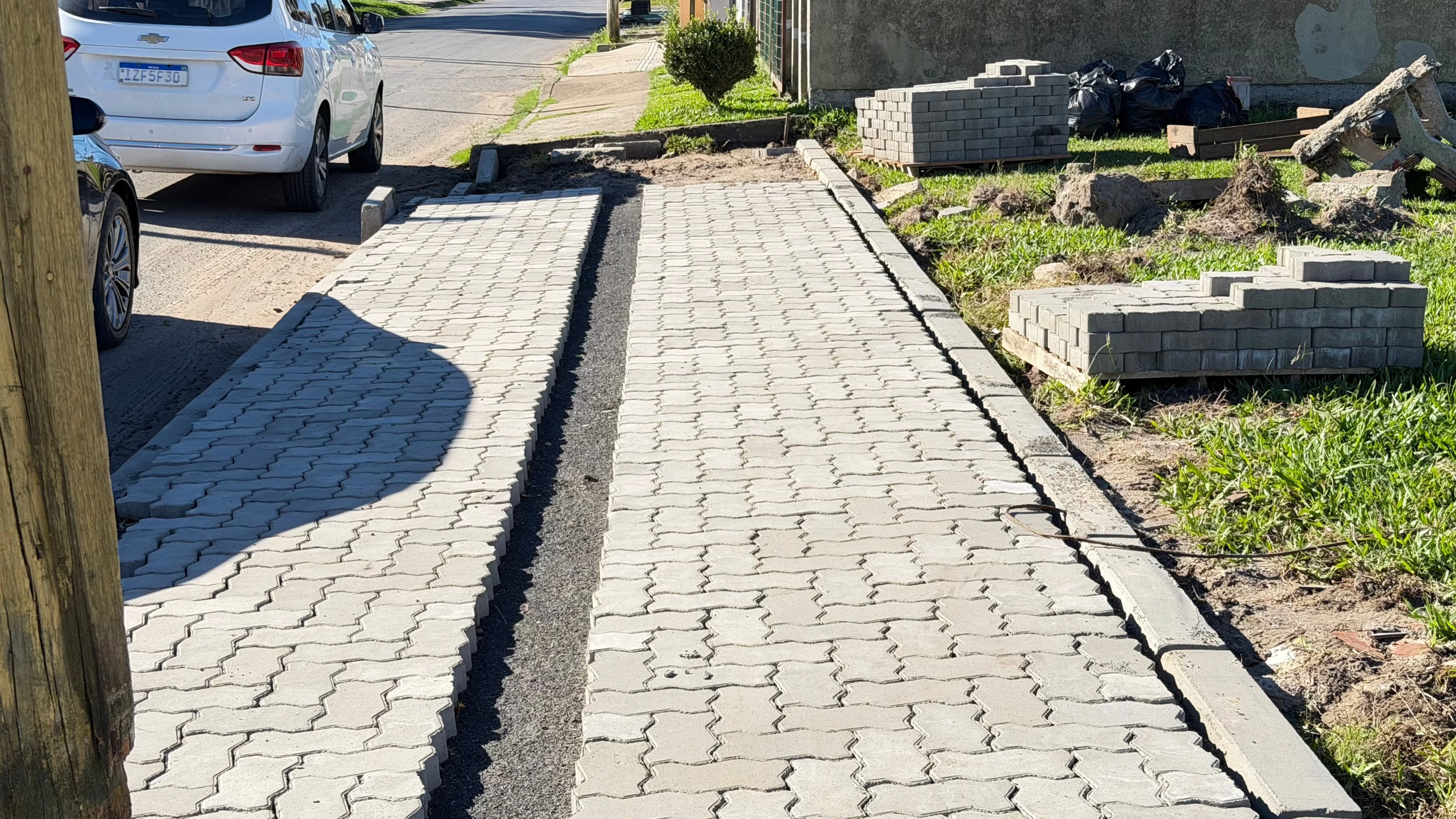 A Prefeitura de Tramandaí, através da Secretaria de Obras, está realizando melhorias em uma importante praça no bairro Indianópolis. 