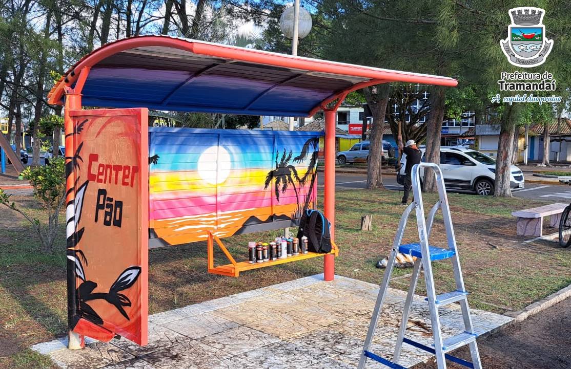 Parceria entre Prefeitura e empresário revitaliza parada de ônibus em Nova Tramandaí.