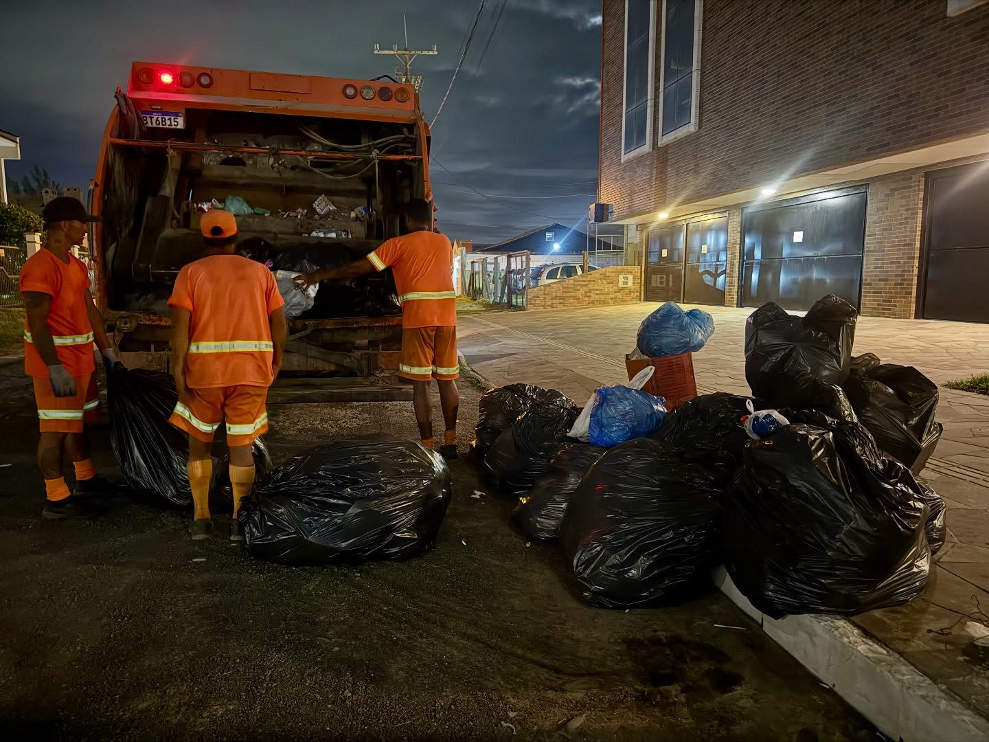 TRAMANDAÍ INICIA COLETA NOTURNA DE RESÍDUOS DURANTE A ALTA TEMPORADA DE VERÃO