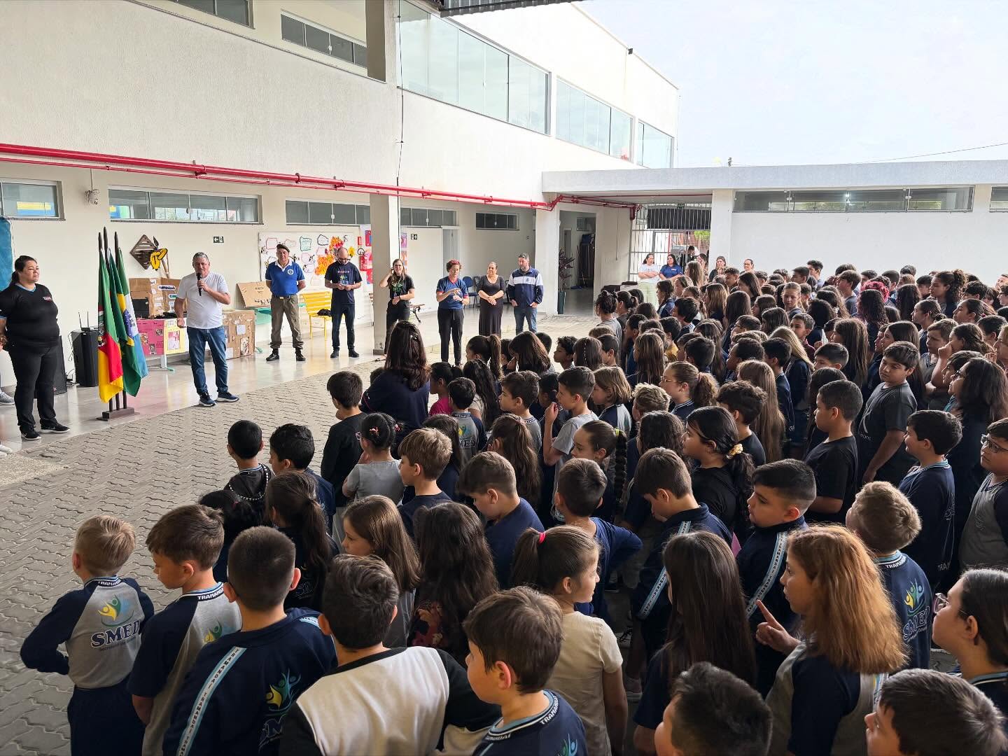 CELEBRAÇÃO AO DIA DA BANDEIRA NA EMEF CÂNDIDO OSÓRIO DA ROSA