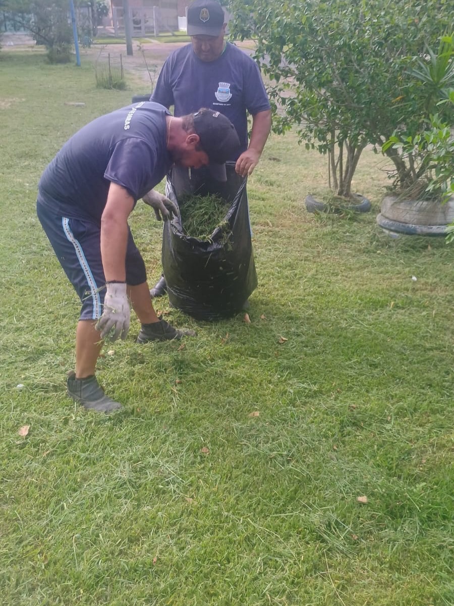 PREFEITURA DE TRAMANDAÍ REALIZA SERVIÇOS DE LIMPEZA E MANUTENÇÃO URBANA
