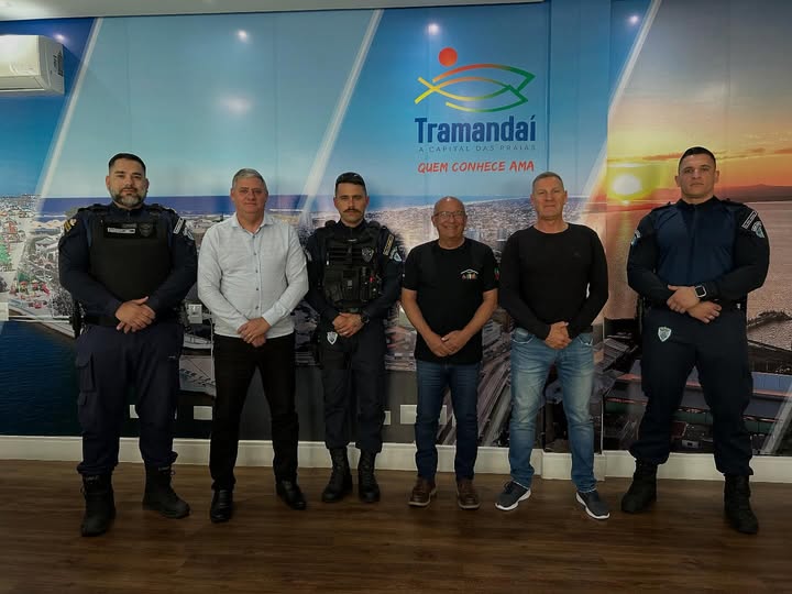 PREFEITO JUAREZINHO RECEBE GUARDA MUNICIPAL QUE PARTICIPOU DE CURSO INTERNACIONAL DE RESGATE