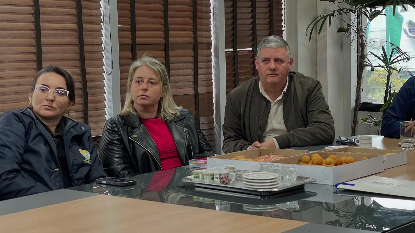 NA TARDE DE ONTEM, O PREFEITO JUAREZINHO, E OS SECRETÁRIOS DA FAZENDA, EDUCAÇÃO, MEIO AMBIENTE E DA DIREÇÃO DO CANIL MUNICIPAL, PARTICIPARAM DE UMA REUNIÃO PROMOVIDA PELO PRESIDENTE DA AMPIJA, SILVIO 