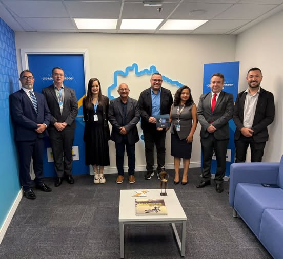 Nesta sexta-feira (20/03), o prefeito Juarezinho, acompanhado de secretários municipais, cumpriu agenda em Brasília, na Sala das Cidades da sede da Caixa Econômica Federal. Na ocasião, foi realizado um importante encontro com Erick Viana, Fernanda Moura e Elisa Sardinha, onde foi encaminhado o projeto de patrocínio para a Festa Nacional do Peixe.