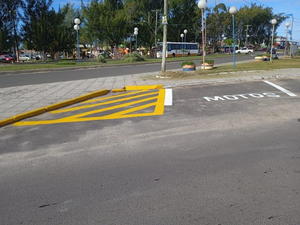 Prefeitura promove a revitalização da sinalização de trânsito em Nova Tramandaí.