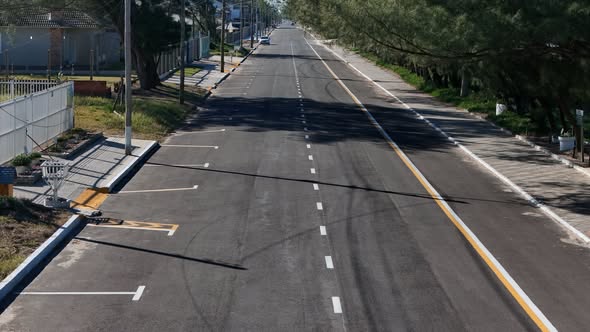 Teve início na tarde desta quarta-feira (17/06) a pintura e revitalização da sinalização viária da Avenida Beira-Mar, na Zona Sul de Tramandaí.
