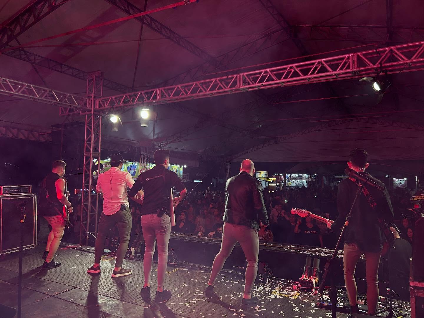 QUE NOITE INCRÍVEL! AGRADECEMOS AO GRUPO BAILAÇO PELO SHOW CHEIO DE ENERGIA, ALEGRIA E TRADIÇÃO QUE AGITOU O PÚBLICO NO TERCEIRO DIA DA 2ª FESTA CAMPEIRA DE TRAMANDAÍ! 