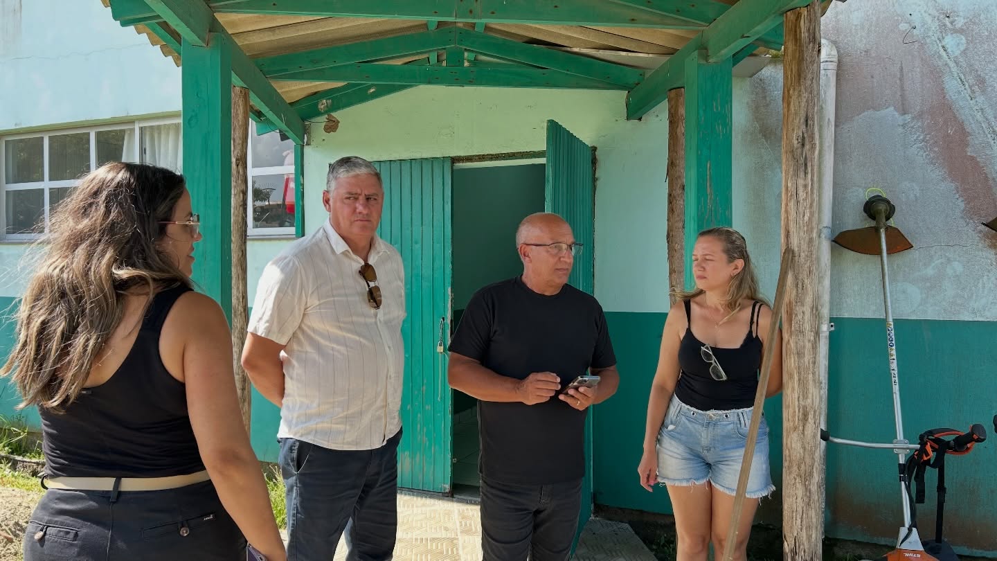 PREFEITO E VICE-PREFEITO VISITAM ESCOLAS DA REDE MUNICIPA