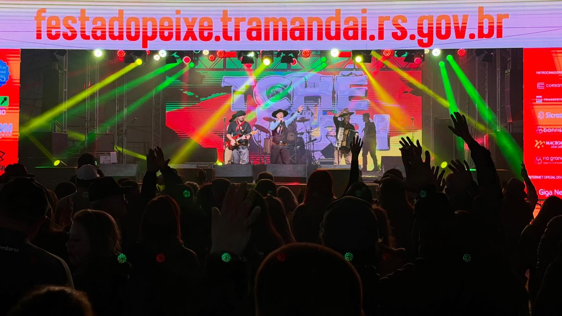 O Grupo Tchê Guri comandou um grande baile, reunindo o público em um show contagiante, com muita dança, alegria e diversão. A energia tomou conta do Parque de Eventos e fez da noite mais um momento especial da maior festa gastronômica do Rio Grande do Sul. 