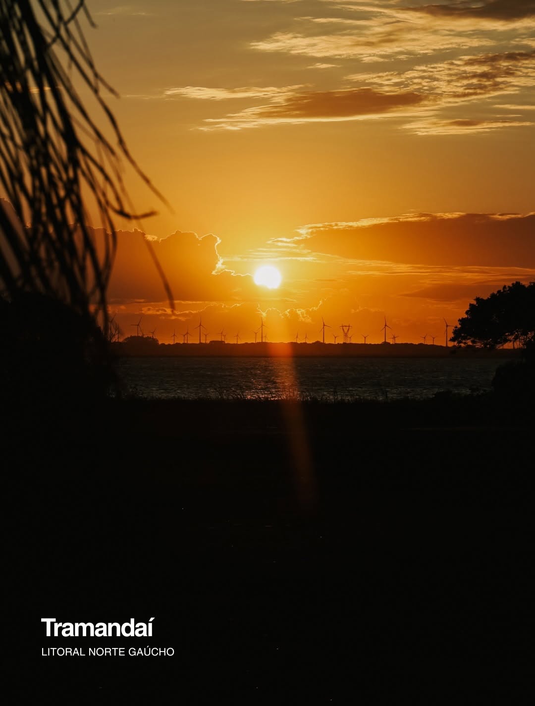 O pôr do sol na Lagoa do Armazém em Tramandaí é um espetáculo à parte. Durante o dia, o local também recebe quem aproveita para passear de barco, praticar pesca esportiva ou simplesmente passar um tem