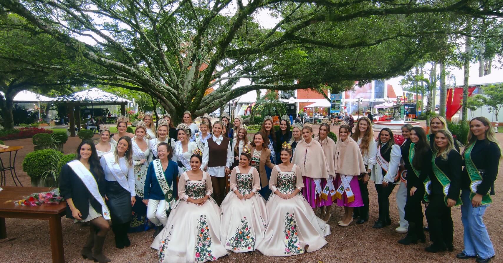Neste final de semana, nossas soberanas participaram do Encontro de Soberanas da Festa da Bergamota e das Flores, um momento especial de integração, troca de experiências e valorização das tradições culturais do nosso Estado.