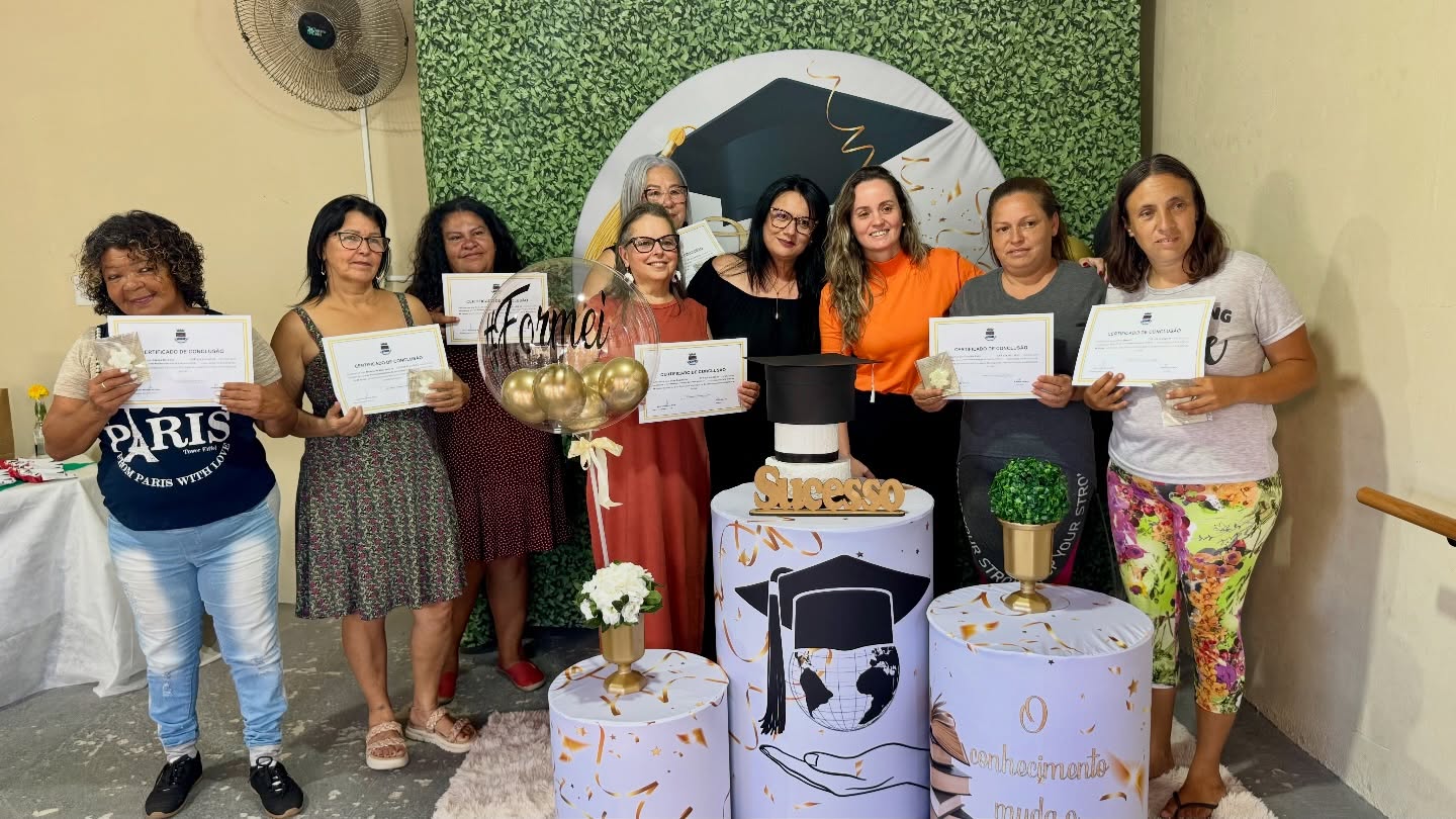 FORMATURA DOS CURSOS DE BARBEARIA, VELAS AROMÁTICAS E JARDINAGEM REÚNE ALUNOS NO CENTRO DE CONVIVÊNCIA DO JARDIM ATLÂNTICO 