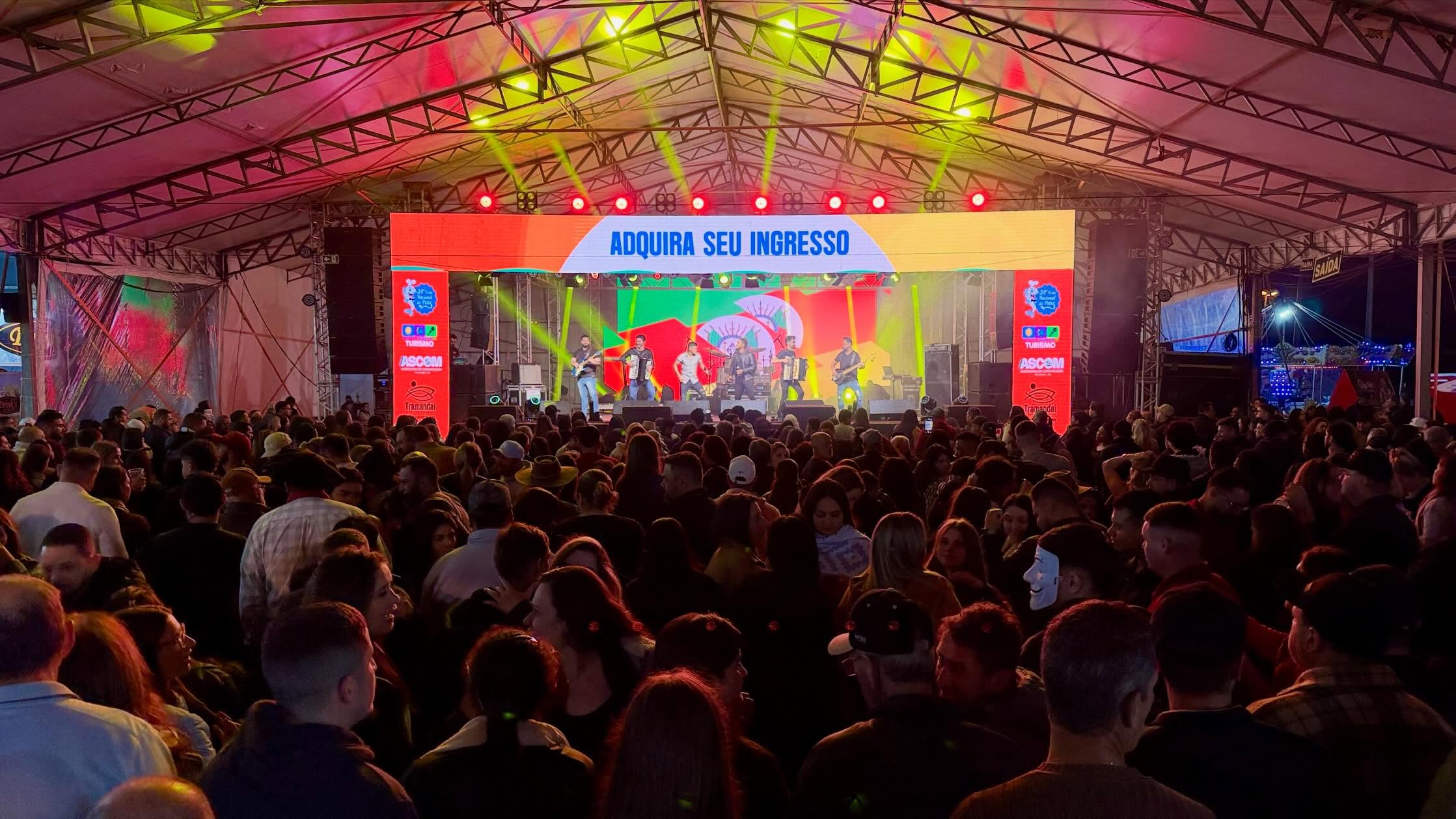 Com muita música, alegria e animação, a banda colocou o público para cantar, dançar e aproveitar cada momento, fazendo do domingo mais uma noite especial no Parque Municipal de Eventos.