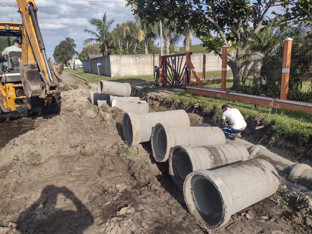 Secretaria da Zona Sul realiza manutenção e substituição de canos na rede de esgoto pluvial de ruas 
