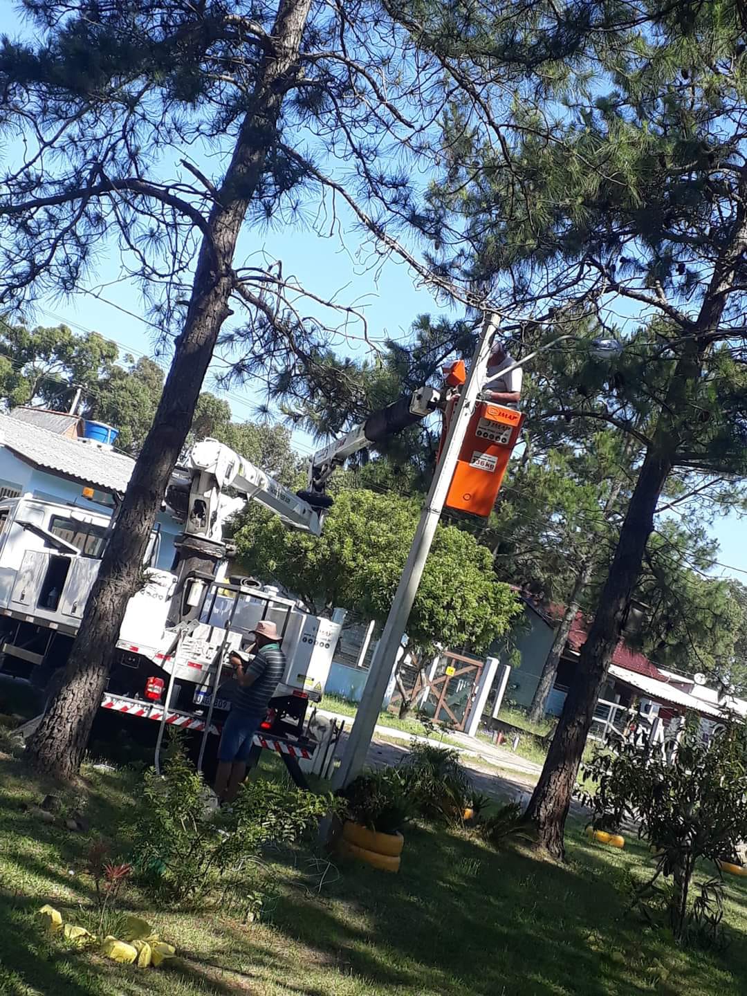 Equipe da elétrica realiza manutenção preventiva na iluminação pública.