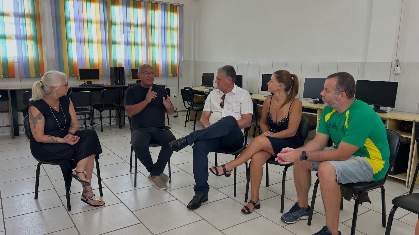 PREFEITO E VICE-PREFEITO VISITAM ESCOLAS DA REDE MUNICIPA