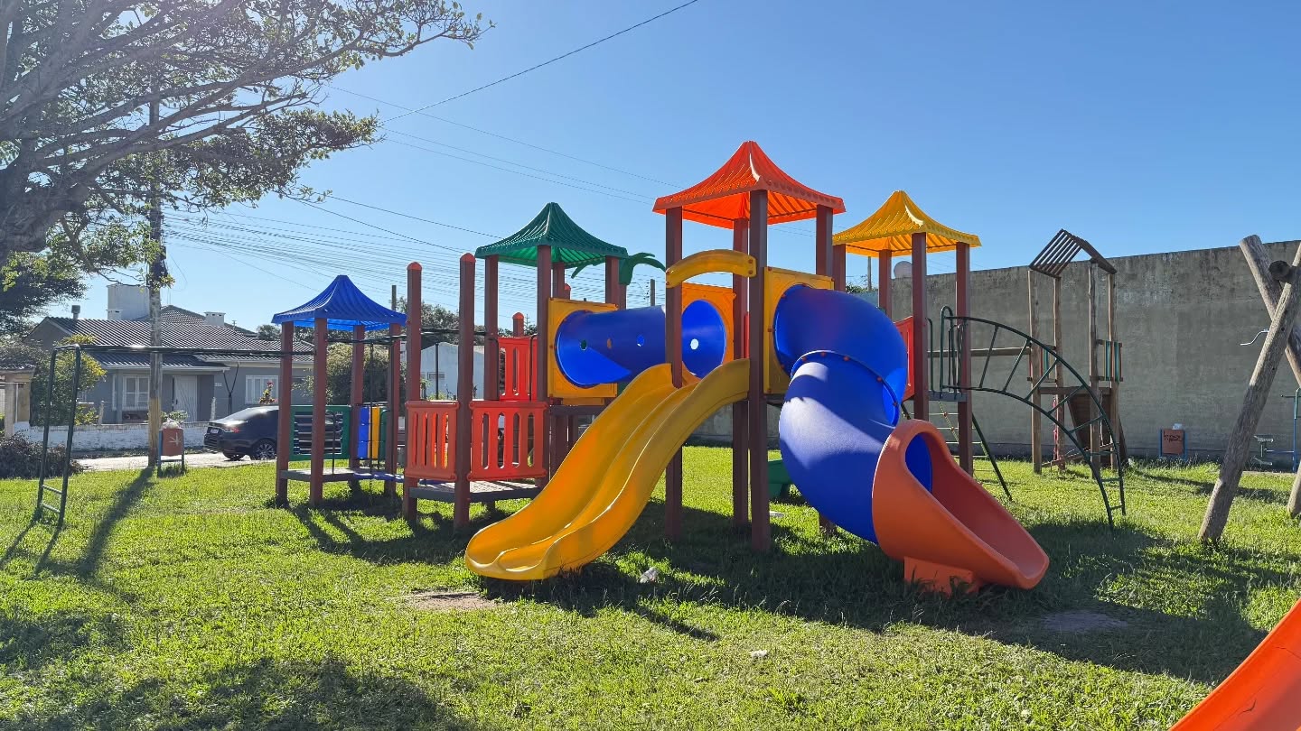A Prefeitura de Tramandaí, através da Secretaria de Obras, está realizando melhorias em uma importante praça no bairro Indianópolis. 