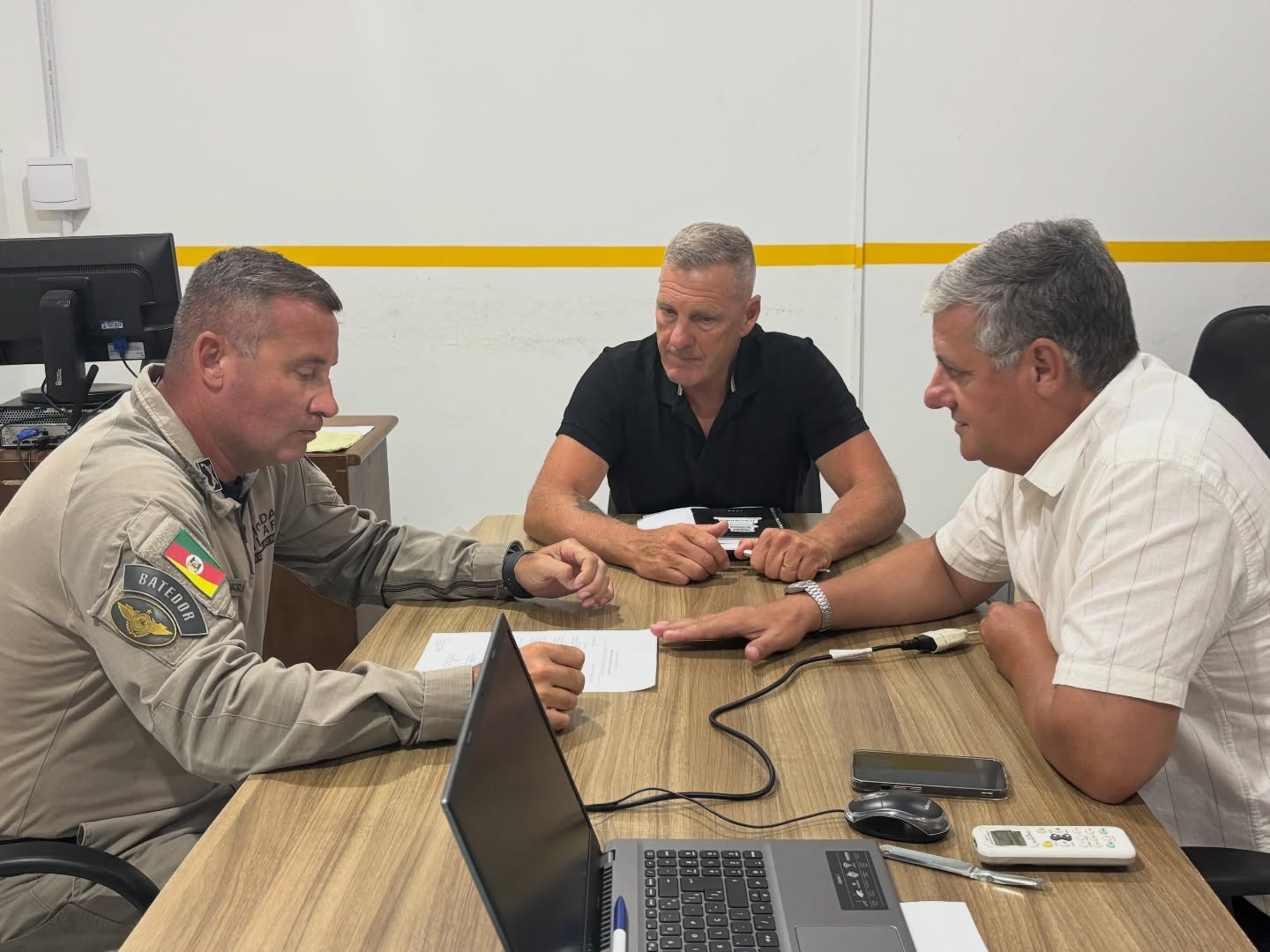 SEGURANÇA E CUIDADO COM NOSSOS ESTUDANTES SÃO PRIORIDADES! O VICE-PREFEITO CLAUDIOMIR ESTEVE REUNIDO COM O 2º SARGENTO SILVIO ALEXANDRE MACUGLIA, DO COMANDO RODOVIÁRIO, PARA TRATAR SOBRE O AUMENTO DE 