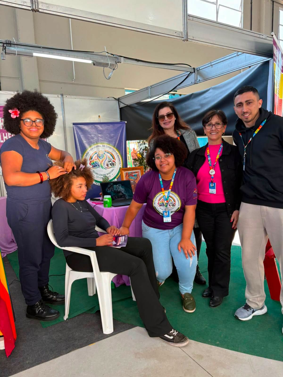 A Prefeitura de Tramandaí, por meio da Secretaria de Direitos Humanos, Igualdade Racial e Diversidade, realizou nos dias 16 e 17 de julho, durante a 34ª Festa Nacional do Peixe, o projeto Raízes que Falam, uma iniciativa voltada à valorização da cultura afro-brasileira, ao fortalecimento da identidade negra e à promoção da igualdade racial.