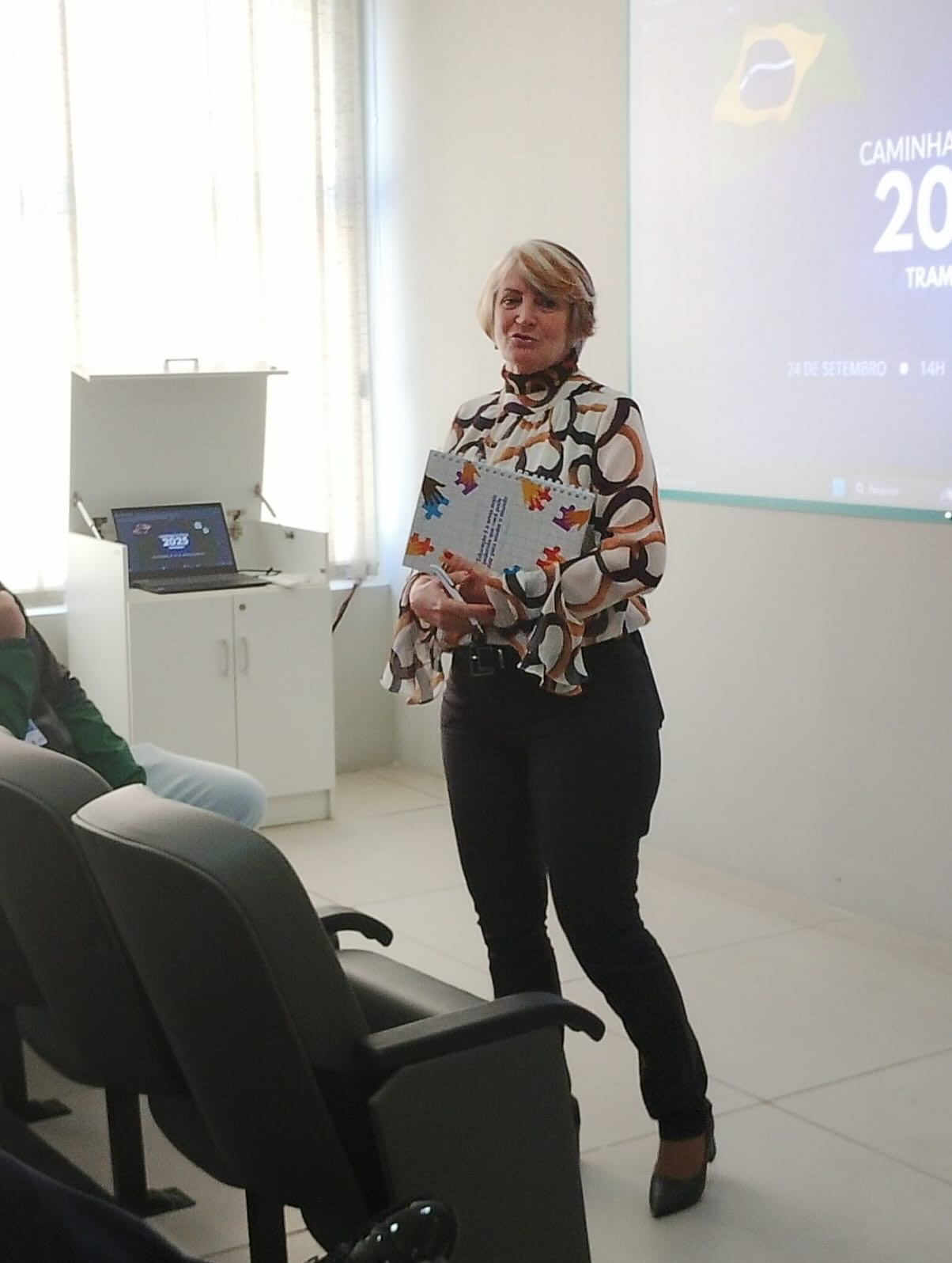 NA TARDE DA ÚLTIMA QUARTA-FEIRA, NO AUDITÓRIO DA PREFEITURA, A SECRETARIA DE EDUCAÇÃO SE REUNIU COM ENTIDADES CIVIS PARA ALINHAR OS PREPARATIVOS DO DESFILE CÍVICO 2025.