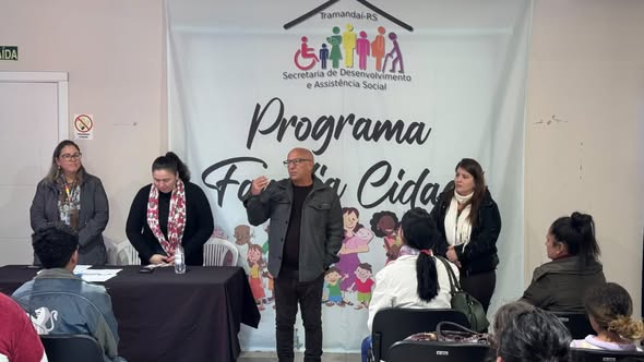 Na tarde desta segunda-feira (11/05), foi realizado no CRAS Casa da Cidadania o primeiro encontro com as famílias selecionadas para participar do Programa Família Cidadã.