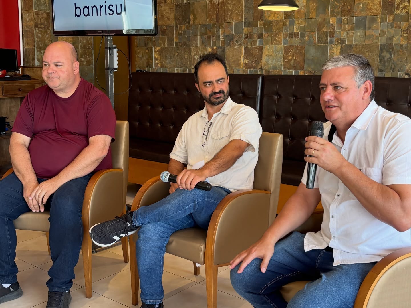 VICE-PREFEITO PARTICIPA DE PAINEL EM REUNIÃO-ALMOÇO DA CDL