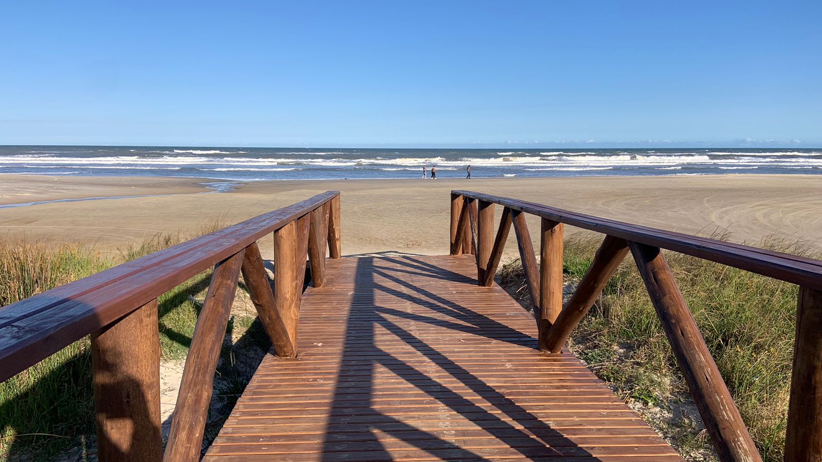 Acessibilidade e beleza: Novas passarelas de acesso ao mar já estão prontas na Zona Sul 